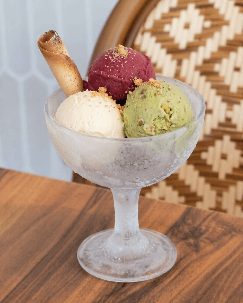 Coupe de glaces colorées